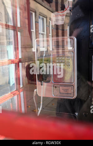 British Telecom Münztelefon in Retro rote Telefonzelle Stockfoto