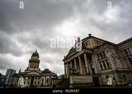 Berlin, DE - Januar 12, 2019: Gendarmenmarkt mit Konzerthaus Berlin und Deutscher Dom in einer regnerischen Tag, Berlin, Deutschland Stockfoto