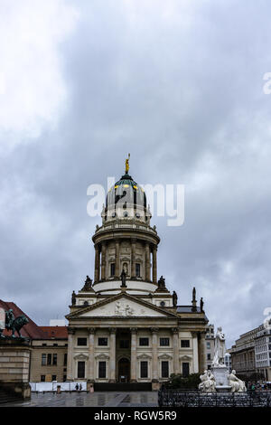 Berlin, DE - Januar 12, 2019: Gendarmenmarkt mit Berliner Konzerthaus und Französischen Dom in einer regnerischen Tag, Berlin, Deutschland Stockfoto