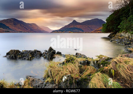 Loch Leven in Schottland mit dem Brei von Glencoe in der Ferne. Stockfoto