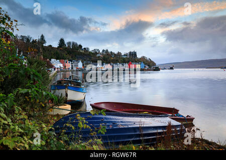 Tobermory Hafen bei Sonnenaufgang eingefangen. Stockfoto