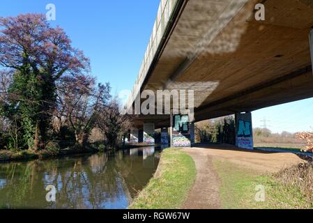Die erhöhten Abschnitt der Autobahn M25, die über den Fluss Wey Navigation canal New Haw Surrey England Großbritannien Stockfoto