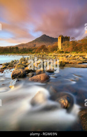 Moy Castle am Loch Buie auf der Isle of Mull bei Sonnenuntergang eingefangen. Stockfoto