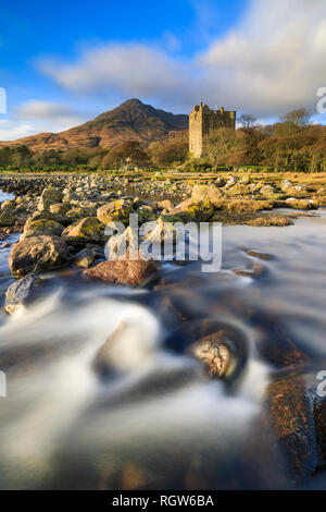 Ein Wasserfall an einem Brennen am Loch Buie auf der Isle of Mull, Schottland Stockfoto