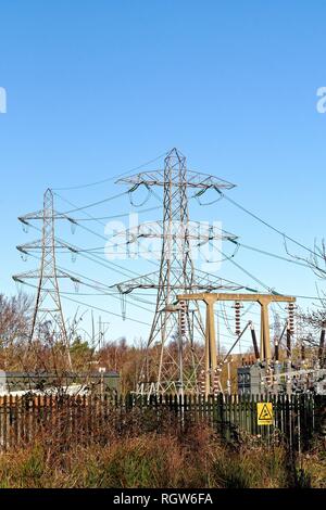 Strommasten und der Unterstation in New Haw Surrey England Großbritannien Stockfoto