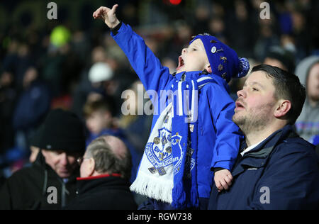 Eine junge Everton Ventilator in den Ständen zeigt seine Unterstützung während der Premier League Match am John Smith's Stadion, Huddersfield. PRESS ASSOCIATION Foto. Bild Datum: Dienstag, Januar 29, 2019. Siehe PA-Geschichte Fußball Huddersfield. Photo Credit: Nigel Französisch/PA-Kabel. Einschränkungen: EDITORIAL NUR VERWENDEN Keine Verwendung mit nicht autorisierten Audio-, Video-, Daten-, Spielpläne, Verein/liga Logos oder "live" Dienstleistungen. On-line-in-Match mit 120 Bildern beschränkt, kein Video-Emulation. Keine Verwendung in Wetten, Spiele oder einzelne Verein/Liga/player Publikationen Stockfoto