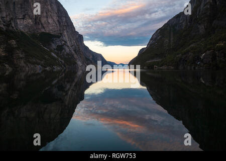 Moody Himmel über ruhige Lysefjord (lysefjorden) als von Lysebotn Dorf am Ende des Fjords in Forsand Kommune von Rogaland county gesehen, Norwegen Stockfoto