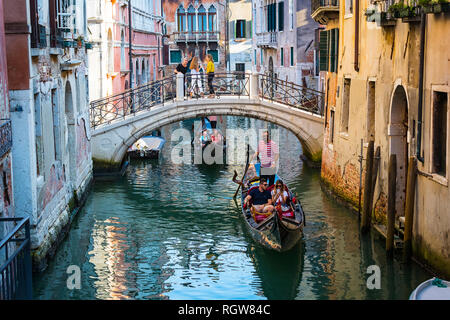 Italien, Venedig - 5 September, 2018: Männer gondolieri Gondeln fahren mit Touristen in Venedig in Italien. Stockfoto