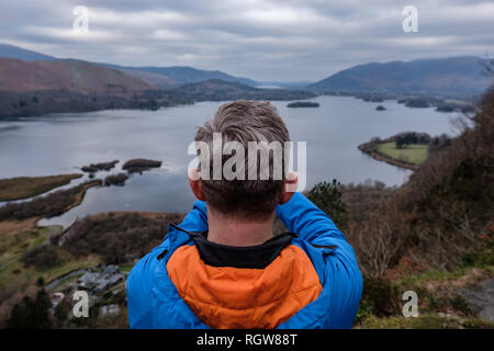 Fotograf mit Blick auf das Derwent Water im englischen Lake District Stockfoto