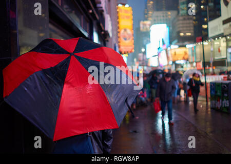 NEW YORK, NY - 14. MÄRZ 2016: eine Person mit Regenschirm in New York City. Stockfoto