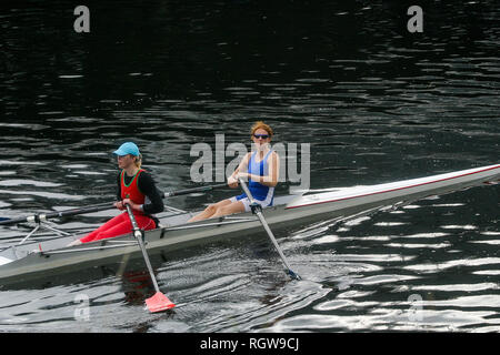 Die ruderer auf der Taf Fluss, Cardiff, Wales, Großbritannien Stockfoto