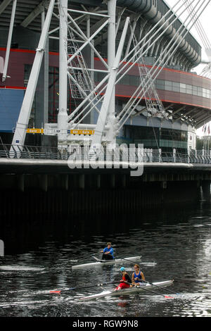 Die ruderer auf der Taf Fluss, Cardiff, Wales, Großbritannien Stockfoto