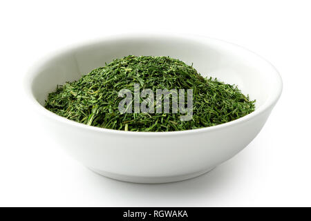 Getrocknete gehacktem Dill aus weisser Keramik Schüssel isoliert auf Weiss. Stockfoto