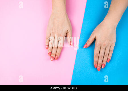 Schöne junge Frau Hände auf farbigem Hintergrund. Stockfoto