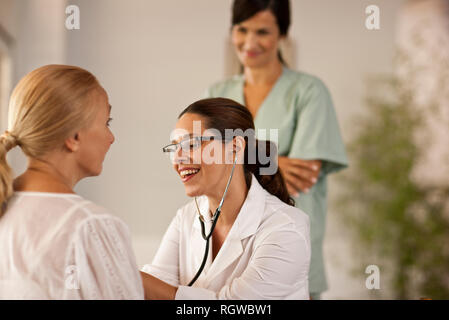 Freundliche Ärztin Prüfung älterer Patienten. Stockfoto