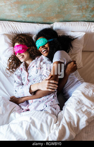 Zwei Mädchen im Schlafanzug auf hellen Hintergrund Stockfoto, Bild