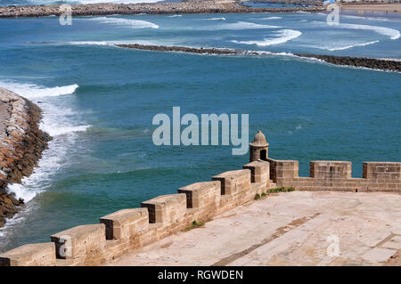 Blick von der Terrasse im Kasbah des udayas des Bou-Regreg Mündung in den Atlantischen Ozean Stockfoto