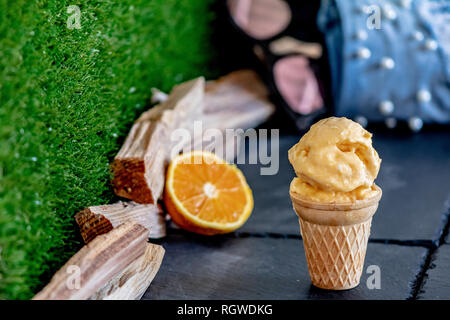 Orange Sorbet mit Kokosmilch Stockfoto