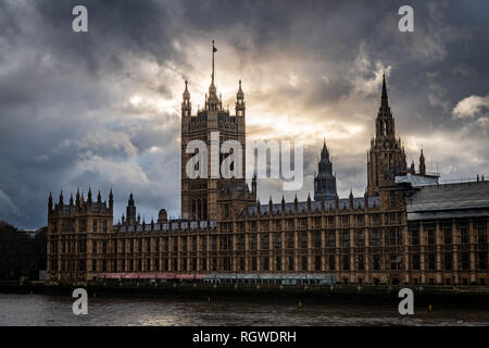 Das Parlament und den Big Ben Clock Tower unter Reparatur und Wartung, London, England, Vereinigtes Königreich Stockfoto