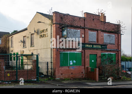 Swan Hotel Public House in Radcliffe, geschlossen und bestieg nach oben Stockfoto