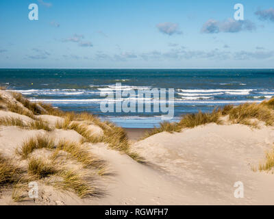 Einen atemberaubenden Blick auf die Nordsee über Dünen mit Gras an Uxem marram Stockfoto