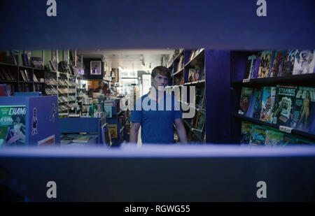 Glas ist ein 2019 amerikanischen Superhelden Thriller [6] geschrieben, produziert und unter der Regie von M.Night Shyamalan. Der Film ist eine Fortsetzung der bisherigen Filme Unbreakable (2000) und Split (2016 Shyamalan's), kumulativ bildet die Eastrail 177 Trilogie. Dieses Foto ist nur für den redaktionellen Gebrauch bestimmt und unterliegen dem Copyright der Film Company und/oder der Fotograf durch den Film oder die Produktion Firma zugewiesen und kann nur reproduziert durch Veröffentlichungen im Zusammenhang mit der Förderung der oben genannten Film. Eine obligatorische Gutschrift auf dem Film Firma ist erforderlich. Der Fotograf sollte auch angerechnet werden, wenn bekannt. Stockfoto