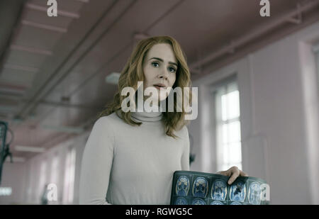 Glas ist ein 2019 amerikanischen Superhelden Thriller [6] geschrieben, produziert und unter der Regie von M.Night Shyamalan. Der Film ist eine Fortsetzung der bisherigen Filme Unbreakable (2000) und Split (2016 Shyamalan's), kumulativ bildet die Eastrail 177 Trilogie. Dieses Foto ist nur für den redaktionellen Gebrauch bestimmt und unterliegen dem Copyright der Film Company und/oder der Fotograf durch den Film oder die Produktion Firma zugewiesen und kann nur reproduziert durch Veröffentlichungen im Zusammenhang mit der Förderung der oben genannten Film. Eine obligatorische Gutschrift auf dem Film Firma ist erforderlich. Der Fotograf sollte auch angerechnet werden, wenn bekannt. Stockfoto