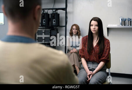 Glas ist ein 2019 amerikanischen Superhelden Thriller [6] geschrieben, produziert und unter der Regie von M.Night Shyamalan. Der Film ist eine Fortsetzung der bisherigen Filme Unbreakable (2000) und Split (2016 Shyamalan's), kumulativ bildet die Eastrail 177 Trilogie. Dieses Foto ist nur für den redaktionellen Gebrauch bestimmt und unterliegen dem Copyright der Film Company und/oder der Fotograf durch den Film oder die Produktion Firma zugewiesen und kann nur reproduziert durch Veröffentlichungen im Zusammenhang mit der Förderung der oben genannten Film. Eine obligatorische Gutschrift auf dem Film Firma ist erforderlich. Der Fotograf sollte auch angerechnet werden, wenn bekannt. Stockfoto