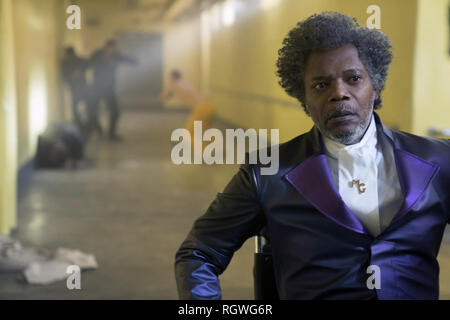 Glas ist ein 2019 amerikanischen Superhelden Thriller [6] geschrieben, produziert und unter der Regie von M.Night Shyamalan. Der Film ist eine Fortsetzung der bisherigen Filme Unbreakable (2000) und Split (2016 Shyamalan's), kumulativ bildet die Eastrail 177 Trilogie. Dieses Foto ist nur für den redaktionellen Gebrauch bestimmt und unterliegen dem Copyright der Film Company und/oder der Fotograf durch den Film oder die Produktion Firma zugewiesen und kann nur reproduziert durch Veröffentlichungen im Zusammenhang mit der Förderung der oben genannten Film. Eine obligatorische Gutschrift auf dem Film Firma ist erforderlich. Der Fotograf sollte auch angerechnet werden, wenn bekannt. Stockfoto