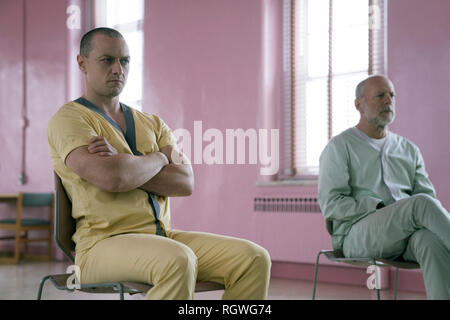 Glas ist ein 2019 amerikanischen Superhelden Thriller [6] geschrieben, produziert und unter der Regie von M.Night Shyamalan. Der Film ist eine Fortsetzung der bisherigen Filme Unbreakable (2000) und Split (2016 Shyamalan's), kumulativ bildet die Eastrail 177 Trilogie. Dieses Foto ist nur für den redaktionellen Gebrauch bestimmt und unterliegen dem Copyright der Film Company und/oder der Fotograf durch den Film oder die Produktion Firma zugewiesen und kann nur reproduziert durch Veröffentlichungen im Zusammenhang mit der Förderung der oben genannten Film. Eine obligatorische Gutschrift auf dem Film Firma ist erforderlich. Der Fotograf sollte auch angerechnet werden, wenn bekannt. Stockfoto