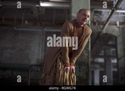 Glas ist ein 2019 amerikanischen Superhelden Thriller [6] geschrieben, produziert und unter der Regie von M.Night Shyamalan. Der Film ist eine Fortsetzung der bisherigen Filme Unbreakable (2000) und Split (2016 Shyamalan's), kumulativ bildet die Eastrail 177 Trilogie. Dieses Foto ist nur für den redaktionellen Gebrauch bestimmt und unterliegen dem Copyright der Film Company und/oder der Fotograf durch den Film oder die Produktion Firma zugewiesen und kann nur reproduziert durch Veröffentlichungen im Zusammenhang mit der Förderung der oben genannten Film. Eine obligatorische Gutschrift auf dem Film Firma ist erforderlich. Der Fotograf sollte auch angerechnet werden, wenn bekannt. Stockfoto