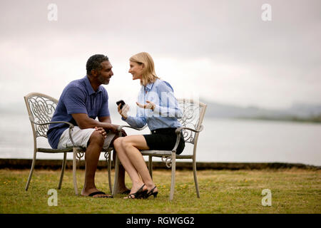 Paar in einer Diskussion in der Nähe der Waterfront. Stockfoto