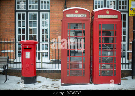 Leuchtend rote Telefon und Briefkästen im Schnee in typisch britischen Winter Szene Stockfoto