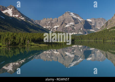 Die rauen Pisten und Gletscher von Angel Wing sind wunderschön in Swiftcurrent Lake an einem Sommertag im Glacier National Park in Montana wider Stockfoto