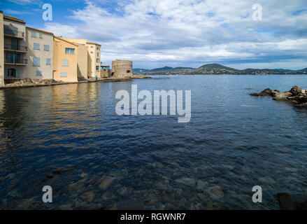 Eine Bucht, in der Nähe von La Ponche Bezirk von Saint Tropez, der Französischen Riviera (Côte d'Azur), Provence, Frankreich Stockfoto