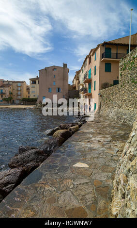 Kai von La Ponche Bezirk von Saint Tropez, der Französischen Riviera (Côte d'Azur), Provence, Frankreich. Weitwinkelaufnahme. Stockfoto