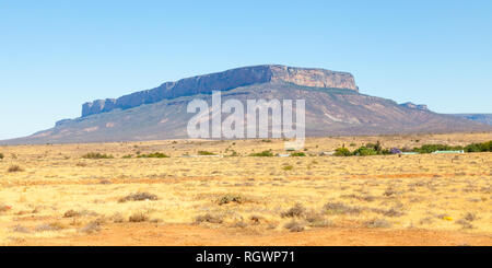 Staubige abend Karoo Landschaft mit flachen überstieg mesas durch Erosion aus dolerit oder Eisenstein Schichten in Halbwüste Karoo Plains, Nördliche Cap gebildet Stockfoto