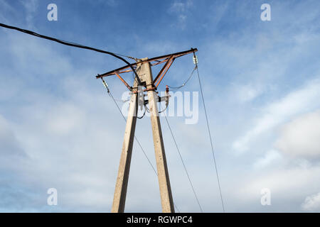 Alte elektrische Pylon. Vintage high voltage Pylon. Strom Konzept Stockfoto