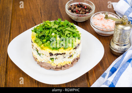 2-in-1-portion Salat mit Fleisch, Gurken, Ei und Mayonnaise. Studio Foto Stockfoto