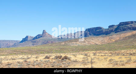 Staubige Karoo Landschaft mit flachen überstieg Mesas gebildet, die durch Erosion aus dolerit oder Eisenstein Schichten in semi Wüstenebenen, Karoo, Northern Cape, South Stockfoto