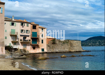 Häuser von La Ponche Bezirk von Saint Tropez, der Französischen Riviera (Côte d'Azur), Provence, Frankreich Stockfoto