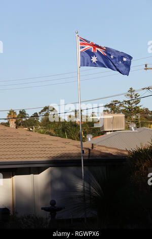 Nationale Flagge Australien: blauer Hintergrund Farbe, Union Jack, der Commonwealth Star und Southern Cross Sterne, bei vollem Personal in Beldon, Australien fliegen. Stockfoto