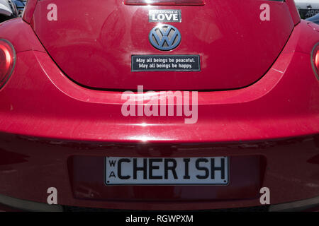 Private Nummernschild "Schätzen" und Schild Aufkleber von Liebe, Frieden und Glück auf einem roten Volkswagen Käfer, in Whitfords Strand, Perth, Western geparkt Stockfoto