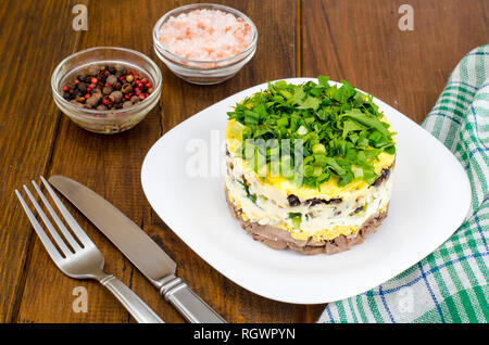 2-in-1-portion Salat mit Fleisch, Gurken, Ei und Mayonnaise. Studio Foto Stockfoto