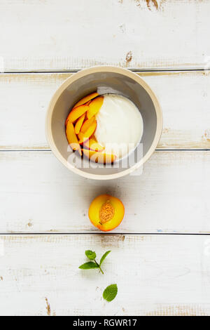 Frühstück Schüssel. Griechischer Joghurt und frischem Pfirsich flach. Gesunde Ernährung Konzept. Stockfoto