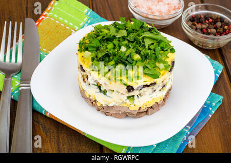 2-in-1-portion Salat mit Fleisch, Gurken, Ei und Mayonnaise. Studio Foto Stockfoto