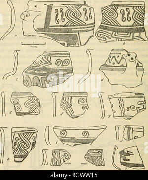 . Bulletin. Ethnologie. 78 INDIOS [B.A.E. Bull. 143 Schiffe mit Hals von unterschiedlicher Höhe, cyUndrical Schiffe mit Ring- und Stativ Basen und Schuh - geformt, Boot-förmige und Bildnis Schiffe. Einige ves-sels Mangel bewältigt, sondern eine Vielzahl von Griffen und modelliert die Nasen auftritt. Stativbeine sind häufig, oft in der Form von menschlichen oder tierischen Kopf ausgearbeitet, aber Beine scheinen in der Regel kürzer als bei Costa Rica Stativ Ware. Viele kleine, reich verzierten, aber grob, Schiffe waren es anscheinend vor allem für zeremonielle Deposition (Stark, 1935, Pis gebaut. 7, 8). Ulua Tischvase Stockfoto