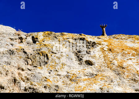 Eine IBEX-Uhren auf den Felsen mit Blick auf einen Weg in den Berg Dorf von Comares, Axarquia, Malaga, Andalusien, Spanien Stockfoto