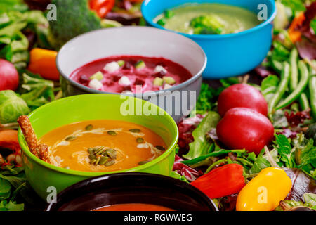 Satz von Suppen aus der weltweiten Küche, gesundes Essen. Rahm Suppe mit Pilzen, Tomaten rote Suppe, Brokkoli Suppe, Kürbis creme Suppe, Ansicht von oben Stockfoto