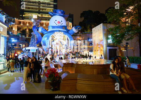 Hongkong - ca. November 2016: Weihnachtsschmuck im Heritage 1881. Stockfoto